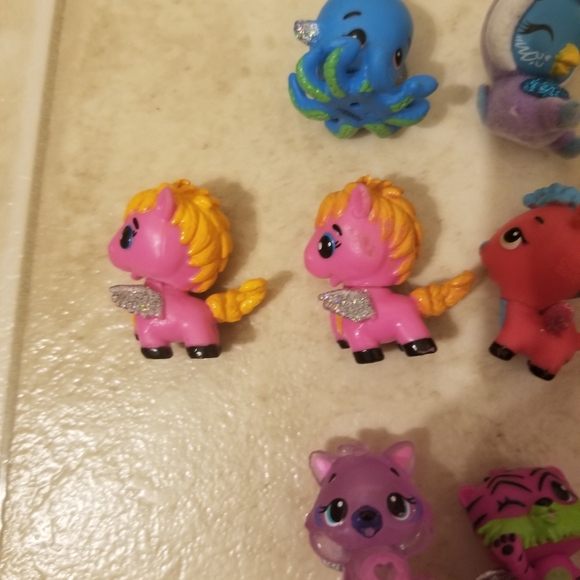 Lot of 30 hatchmals mini figures 2 duplicates - Picture 4 of 6